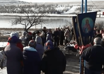 Rudele și sătenii au condus pe ultimul drum bărbatul decedat printre nămeți, după ninsoarea de duminică: „Putea fi salvat”, „Au așteptat ajutorul, cu așteptarea au și murit” | VIDEO