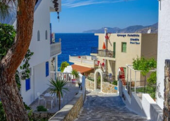 Vacanțe mai scumpe în Grecia: De anul viitor, turiștii vor plăti o nouă taxă