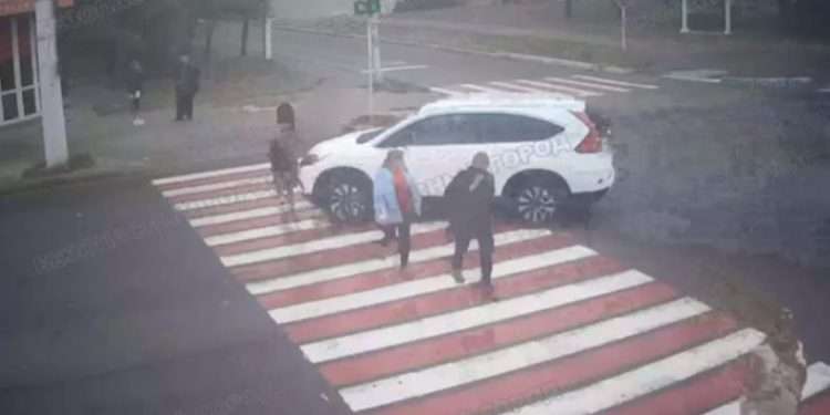 O femeie a ajuns la spital, după ce a fost lovită de un automobil pe o zebră, la Tiraspol | VIDEO