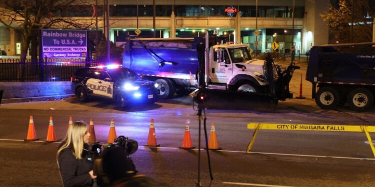 Cine erau pasagerii din mașina care a explodat pe podul care leagă Canada de SUA. Poliția i-a identificat