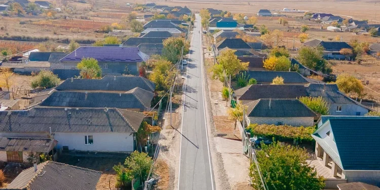 În doar trei luni, zeci de kilometri de drumuri și trotuare au fost reabilitate și construite de la zero, în Găgăuzia. Evghenia Guțul: „În curând vor fi drumuri bune, reparate și sigure în tot satul Gaidar” | VIDEO