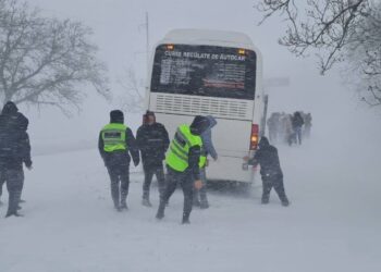 Apocalipsă după prima zăpadă: Mașini răsturnate, trasee blocate, persoane decedate și peste 100 de localități deconectate de la lumină | VIDEO