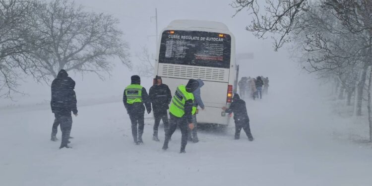 Apocalipsă după prima zăpadă: Mașini răsturnate, trasee blocate, persoane decedate și peste 100 de localități deconectate de la lumină | VIDEO