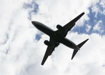 Un avion a decolat cu 2 geamuri lipsă și a urcat la 3.000 de metri înainte ca cineva să-și dea seama