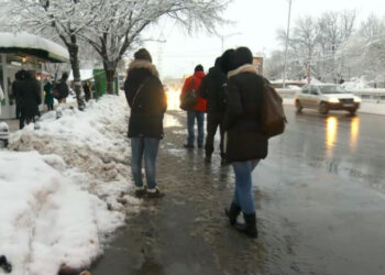 Circulația autobuzelor în Capitală, afectată de ninsoare: Rutele urbane și suburbane circulă cu abateri de până la 25 minute