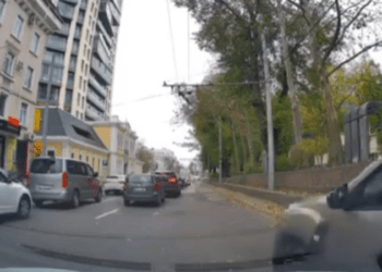 Conflict în trafic, după ce un șofer a încercat să scape de ambuteiaj, pe banda transportului public