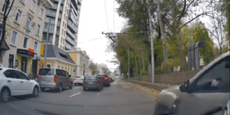 Conflict în trafic, după ce un șofer a încercat să scape de ambuteiaj, pe banda transportului public