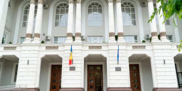 На должность генпрокурора Молдовы претендуют два человека. Что о них известно