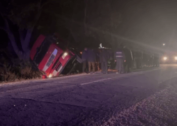 Accident în nordul țării: Un TIR s-a răsturnat într-un șanț, la Costești | VIDEO