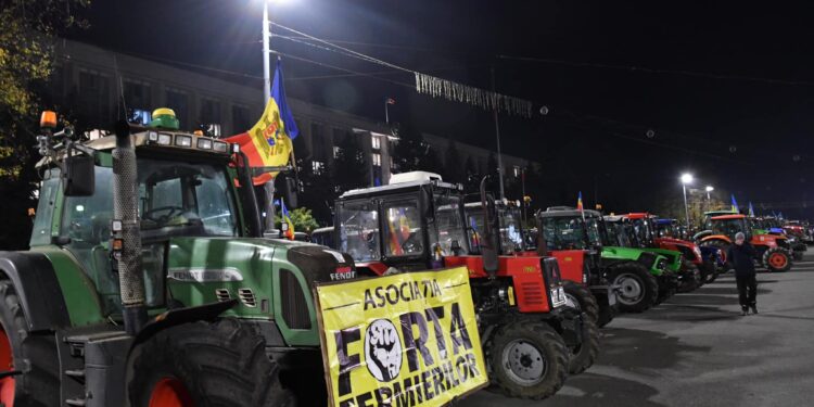 Fermierii spun că au avut alte așteptări de la PAS și anunță că vor rămâne în fața Guvernului până mâine dimineața: „Noi acasă nu avem ce căuta fără soluții” | VIDEO