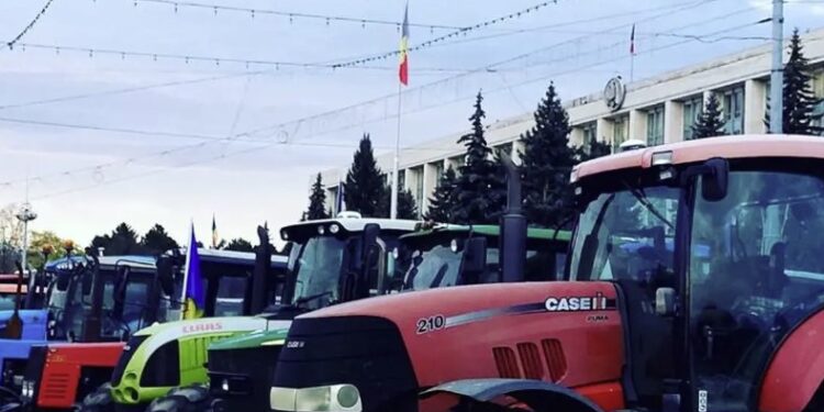 Agricultorii au reluat protestele în fața Guvernului: Aceștia așteaptă un răspuns final la revendicările fermierilor | VIDEO