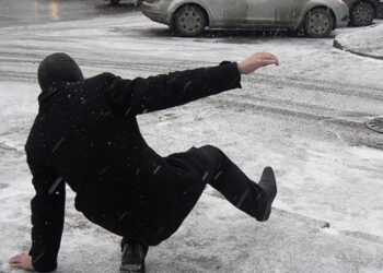 Poleiul face victime: Câte persoane cu fracturi și contuzii au ajuns la spital