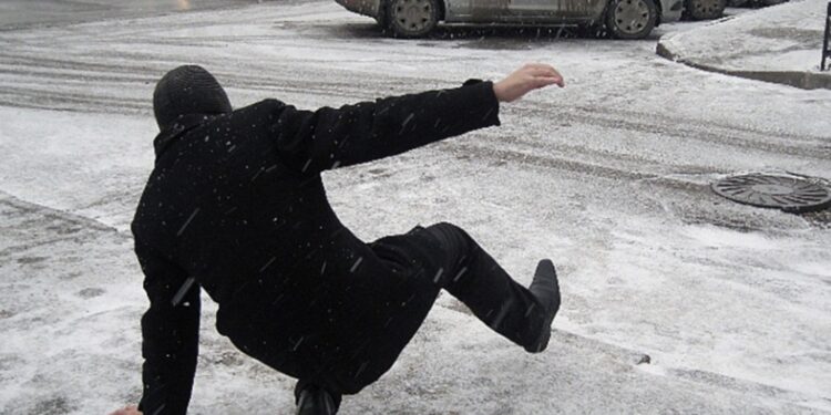 Poleiul face victime: Câte persoane cu fracturi și contuzii au ajuns la spital