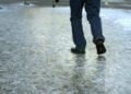 Deplasarea pe străzile Capitalei, nesigură din cauza ghețuşului: Multe trotuare și curți nu au văzut material antiderapant, în timp ce tot mai mulți oameni se adresează la medic cu traume | VIDEO