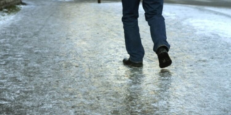 Deplasarea pe străzile Capitalei, nesigură din cauza ghețuşului: Multe trotuare și curți nu au văzut material antiderapant, în timp ce tot mai mulți oameni se adresează la medic cu traume | VIDEO