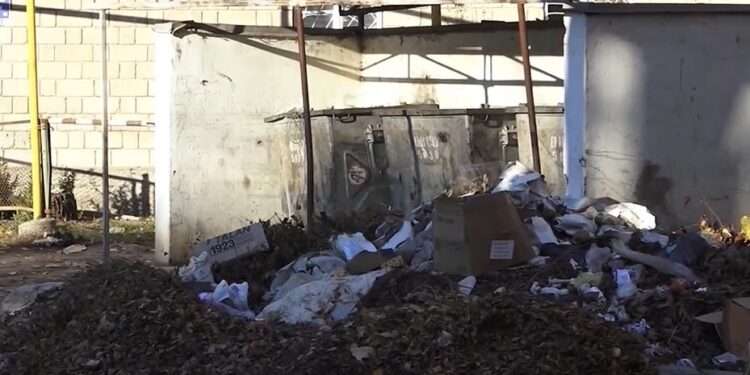 Municipiul Bălți se scufundă în gunoi: Localnicii spun că sunt nevoiți să ocolească mizeria și se îngrijorează că deșeurile ar putea lua foc. Ce spun autoritățile | VIDEO