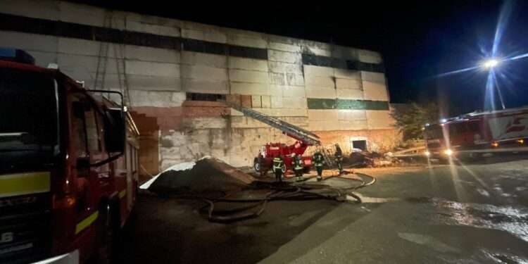 Noi detalii de la incendiul la o fostă fabrică de cărămidă din Bălți: Pompierii oferă cauza preliminară a izbucnirii arderii | VIDEO