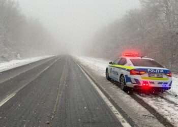 Ploaie și lapoviță! Poliția îndeamnă conducătorii auto și pietonii să fie prudenți