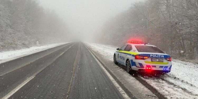 Ploaie și lapoviță! Poliția îndeamnă conducătorii auto și pietonii să fie prudenți