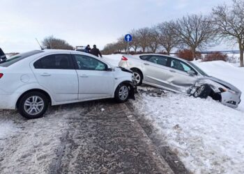 Accident la Ștefan-Vodă: Un copil de 9 ani a fost transportat la spital după ce două mașini s-au ciocnit violent