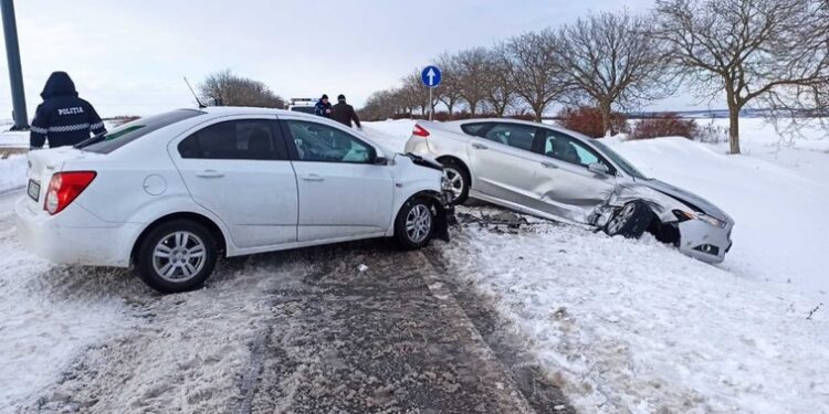 Accident la Ștefan-Vodă: Un copil de 9 ani a fost transportat la spital după ce două mașini s-au ciocnit violent