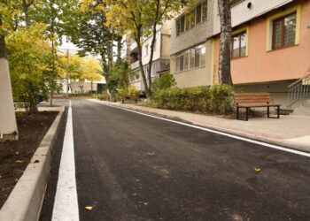 Asfalt nou, trotuare, bănci, un teren de joacă pentru copii, dar și o parcare comodă: În municipiul Orhei a fost dată în exploatare o curte renovată, cu sprijinul echipei lui Ilan Șor | VIDEO