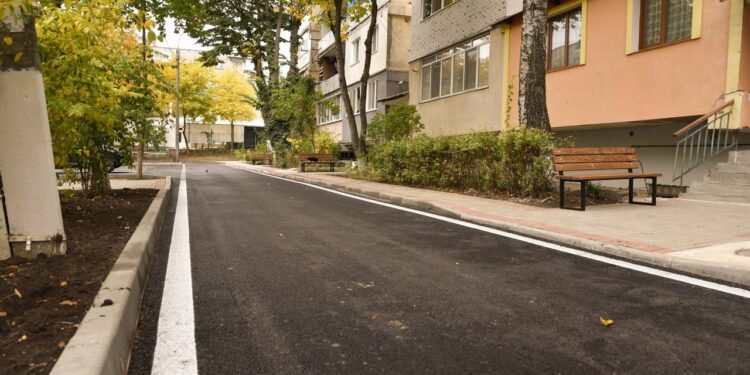 Asfalt nou, trotuare, bănci, un teren de joacă pentru copii, dar și o parcare comodă: În municipiul Orhei a fost dată în exploatare o curte renovată, cu sprijinul echipei lui Ilan Șor | VIDEO