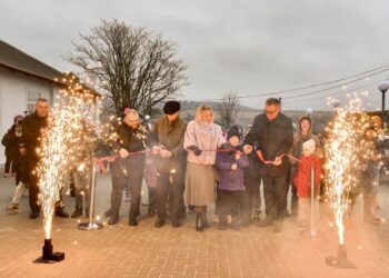 Echipa lui Ilan Șor a inaugurat o nouă estradă de vară în satul Nicolaevca, din Florești: În localitate a fost instalat pavaj de înaltă calitate, bănci, iluminat stradal și au fost plantate tui și flori | VIDEO