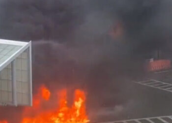 O mașină a explodat pe un pod care leagă SUA de Canada. Ar fi fost plină cu explozibili. 2 oameni au murit