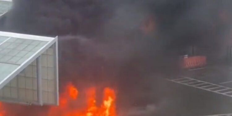 O mașină a explodat pe un pod care leagă SUA de Canada. Ar fi fost plină cu explozibili. 2 oameni au murit