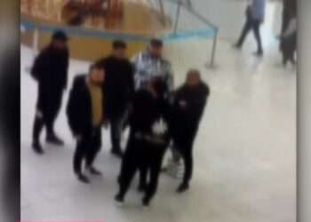 Bătaie într-un mall din România: Un tânăr a fost înjunghiat, în timp ce cei 6 scandalagii au fost arestați