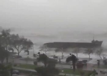 Furtuna a făcut ravagii în Turcia: Nava unui om de afaceri din Moldova, ruptă în două într-un port unde era ancorată | VIDEO