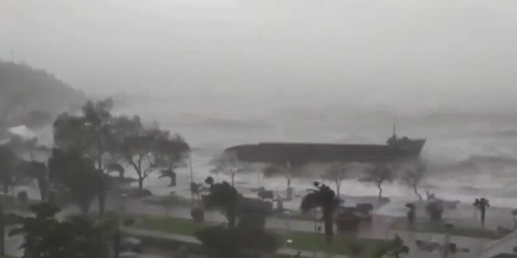 Furtuna a făcut ravagii în Turcia: Nava unui om de afaceri din Moldova, ruptă în două într-un port unde era ancorată | VIDEO