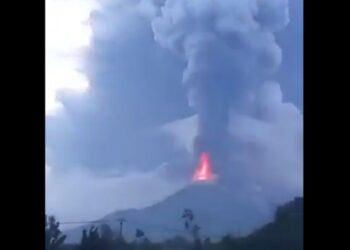 Momentul în care vulcanul Ulawun din Papua Noua Guinee erupe. Norul de cenușă s-a ridicat până la 15.000 de metri