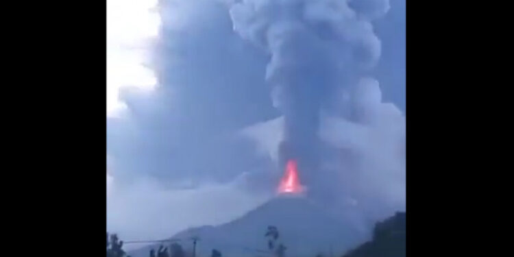 Momentul în care vulcanul Ulawun din Papua Noua Guinee erupe. Norul de cenușă s-a ridicat până la 15.000 de metri