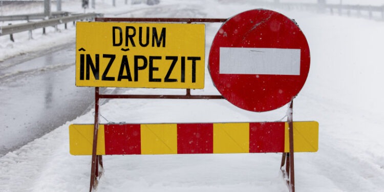 Ger și ninsori în România, 19 porțiuni de drumuri naționale închise. În Tulcea nu se circulă pe niciun drum, zăpada atinge doi metri