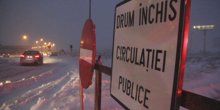Codul roșu de viscol și ninsori în România: Drumuri închise în Constanța și Tulcea, sute de șoferi sunt blocați