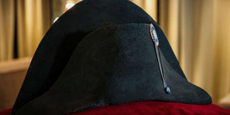 O pălărie purtată de Napoleon Bonaparte a fost vândută cu aproape 2 milioane de euro