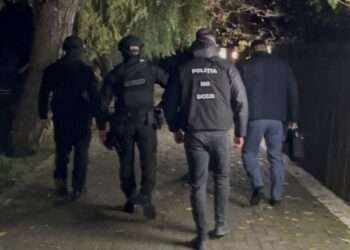 Captura de droguri în valoare de 350.000 de lei într-un apartament din Chișinău. Doi bărbați și o femeie sunt cercetați