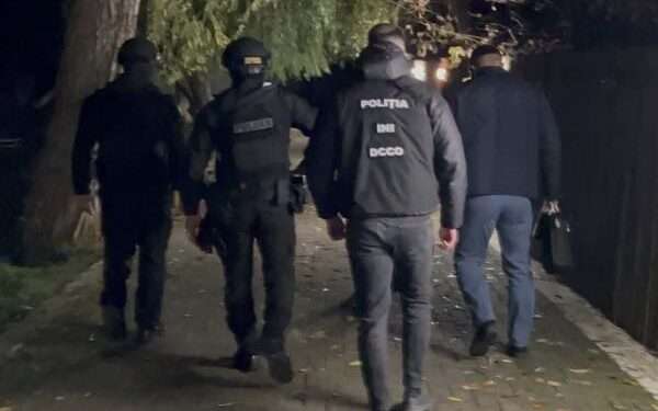 Captura de droguri în valoare de 350.000 de lei într-un apartament din Chișinău. Doi bărbați și o femeie sunt cercetați