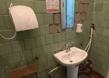 Condiții dezastruoase în WC-urile Academiei de Muzică. Un pianist bate alarma: „În stânga e ambasada Germaniei, în dreapta – a Americii. Bani se pot găsi”