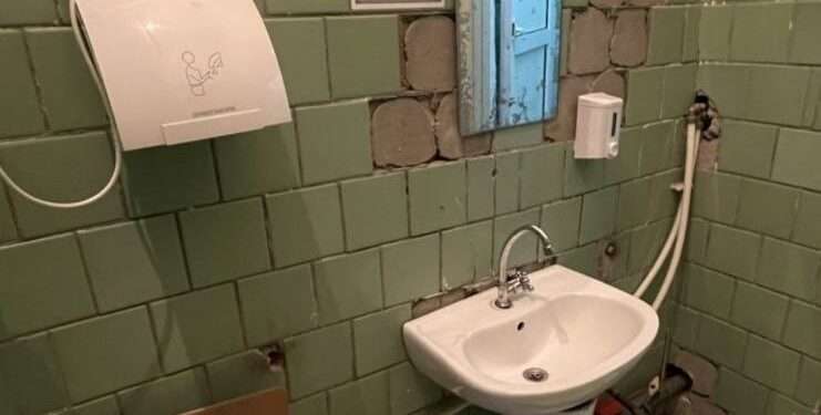 Condiții dezastruoase în WC-urile Academiei de Muzică. Un pianist bate alarma: „În stânga e ambasada Germaniei, în dreapta – a Americii. Bani se pot găsi”