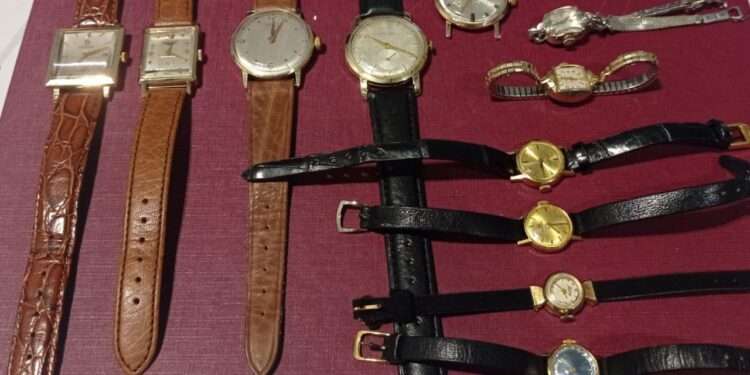 Un moldovean încercat să introducă ilicit în țară mai multe ceasuri presupuse a fi din aur. Ce riscă acesta