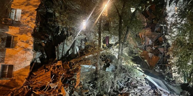 В Астрахани обрушились два подъезда пятиэтажного дома: Один человек погиб