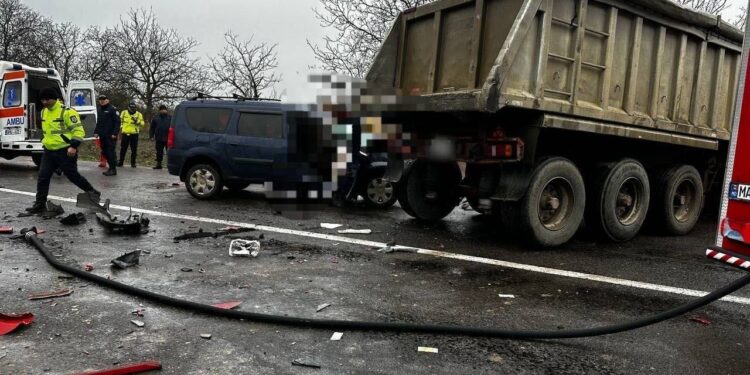 Accident de coșmar, în raionul Soroca: Șoferul unei mașini a decedat pe loc după impactul cu un camion