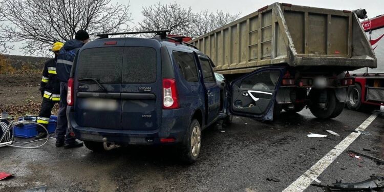 Accident de coșmar, în raionul Soroca: Șoferul unei mașini a decedat pe loc după impactul cu un camion
