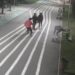 Momentul în care 4 indivizi răstoarnă băncile pe o alee din capitală, surprins video. Poliția este în căutarea făptașilor | VIDEO
