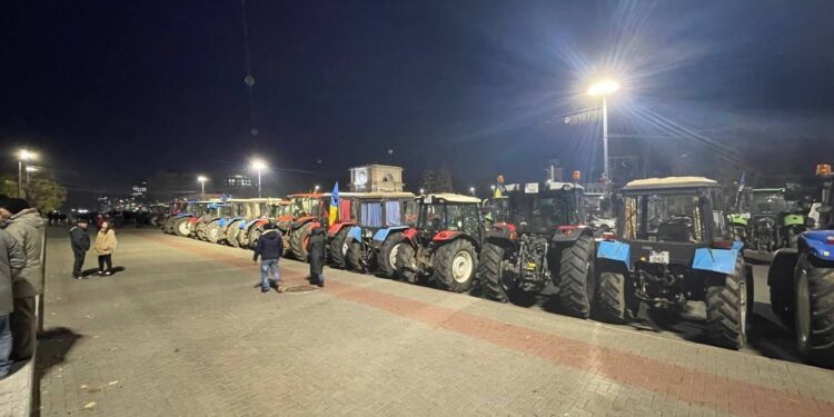 Altercații și îmbrânceli între fermieri și polițiști: Agricultorii au reușit să ajungă în centrul capitalei, deși oamenii legii au refuzat să le creeze un coridor de trecere | VIDEO