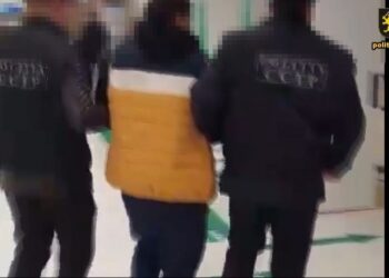 Extrădat din Olanda, după ce a transportat o tânără în Atena, pentru trafic sexual
