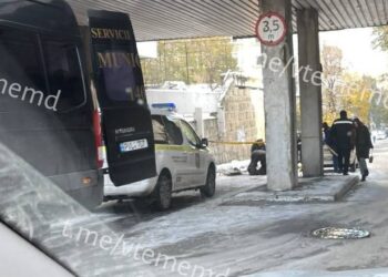 Un tânăr de 18 ani – găsit fără suflare în Chișinău. Poliția: S-ar fi aruncat de la înălțime